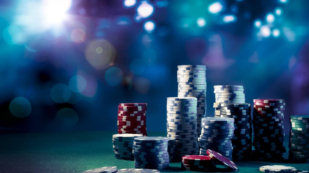 What are the advantages of playing at online casinos?